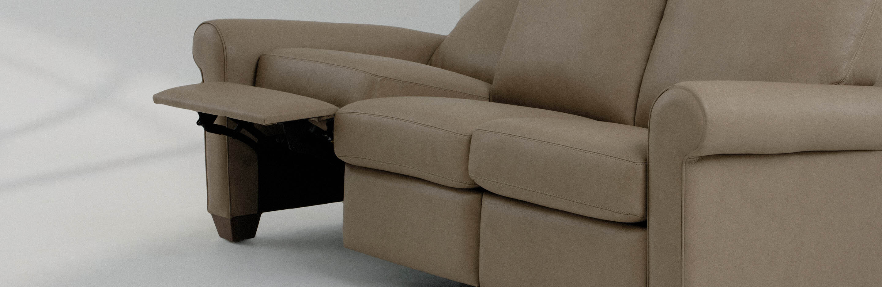 classicscollectionmotion-herobanner-savory-classics-motion-sofa-titan-champ-0232.jpg