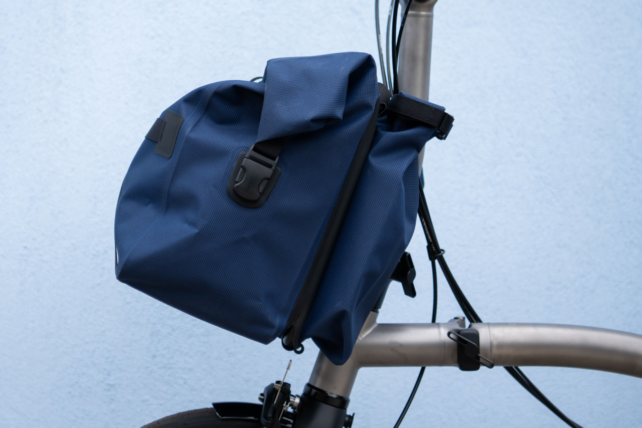 Brompton ブロンプトン BOROUGH BAG 14L Borough Waterproof Bag Large in Navy | Brompton USA