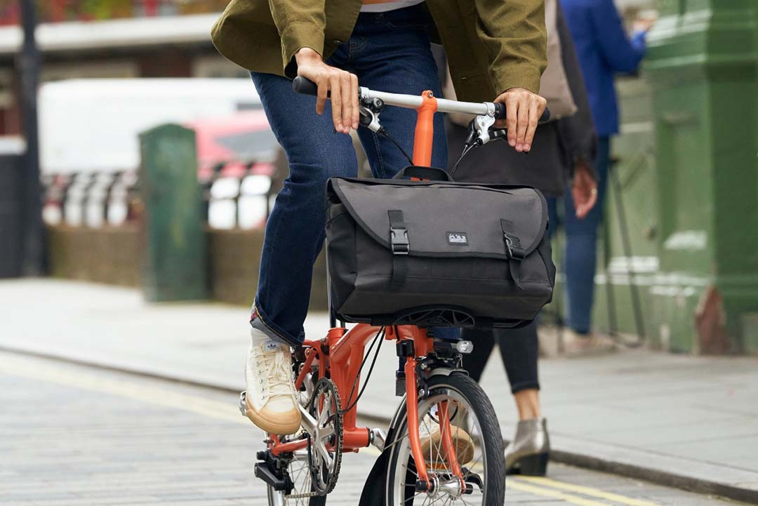 Metro Messenger Bag Medium | Brompton Bicycle UK