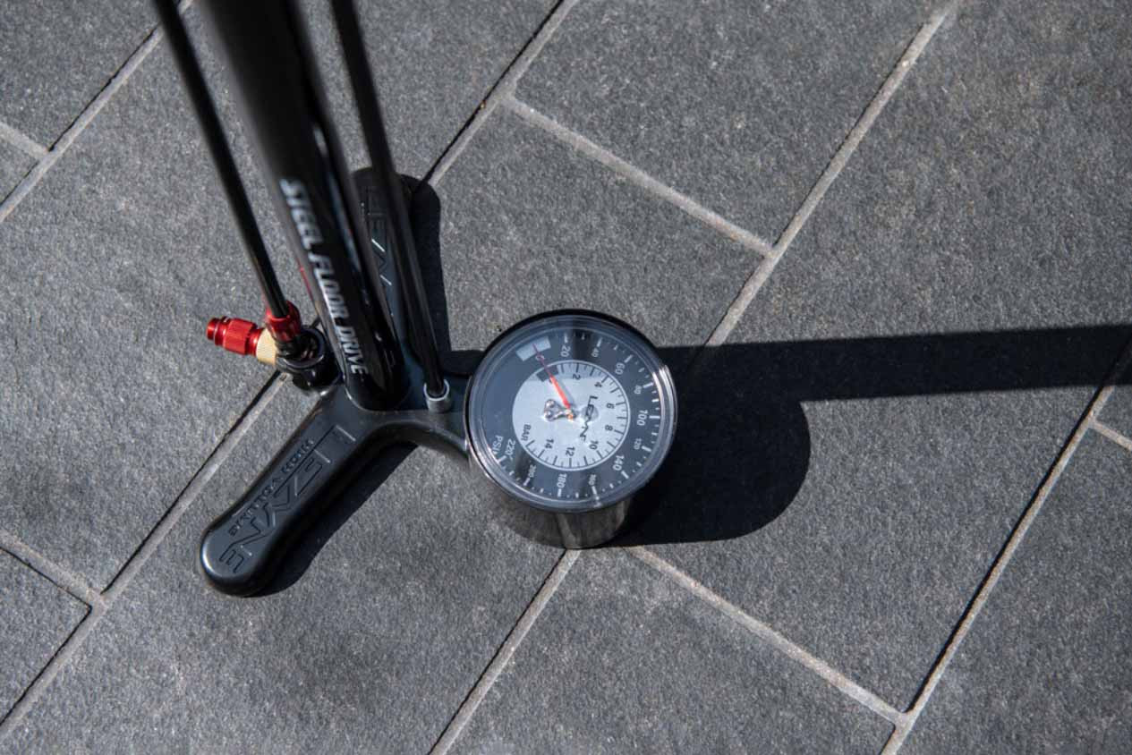 Lezyne steel floor drive hot sale high pressure bicycle floor pump