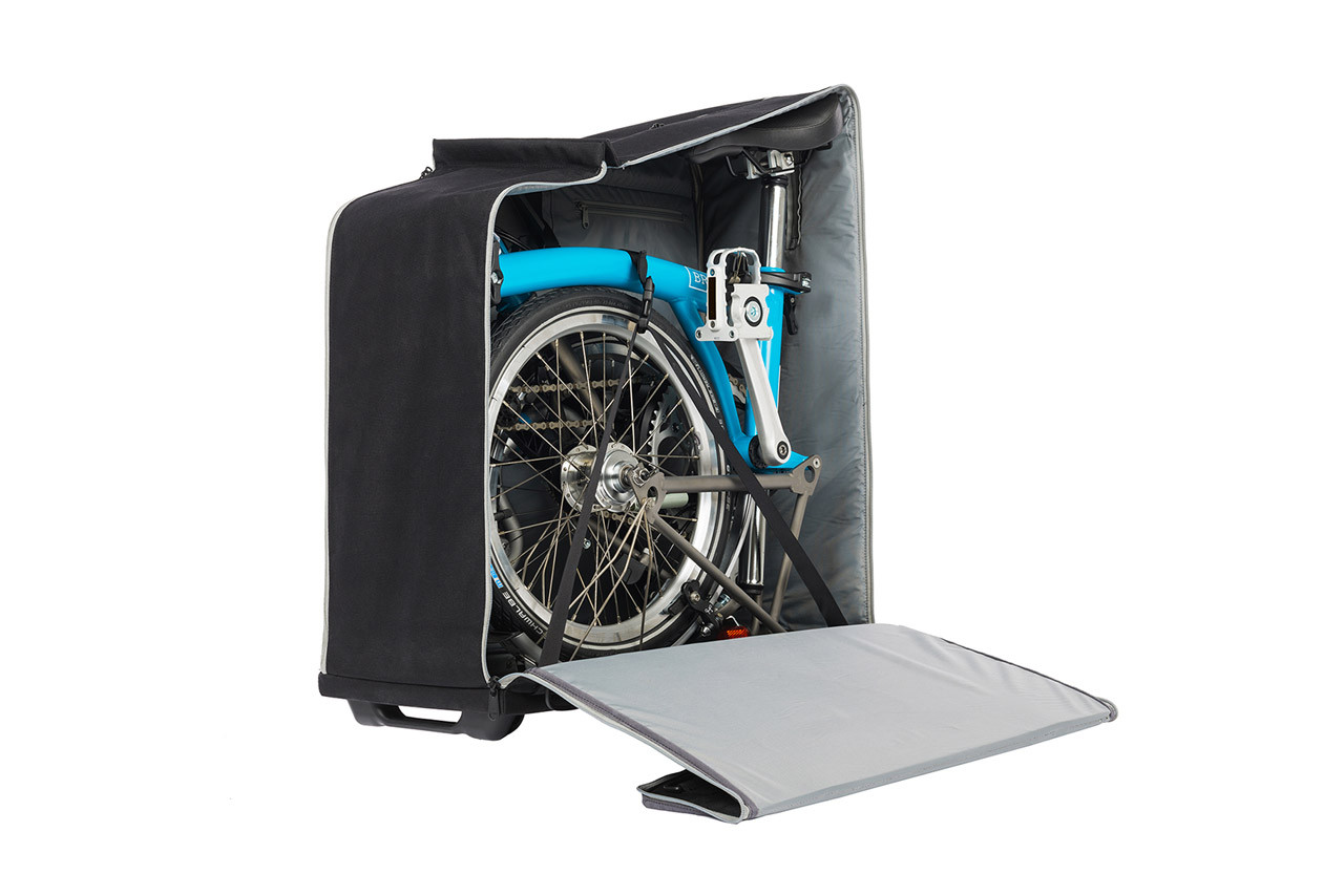 Padded Travel Bag With 4 Rollers Black