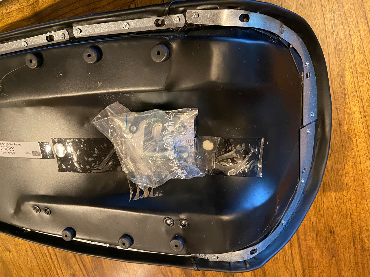 R90S DUAL SEAT PLAIN PATTERN, HINGES+POST - 52531233000-4