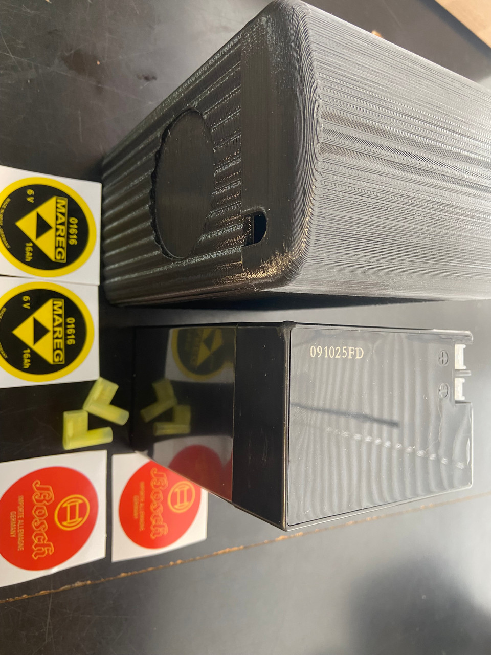 LARGE PLASTIC BATTERY BOX+6 V 14AMP BATTERY - 61218042025-1