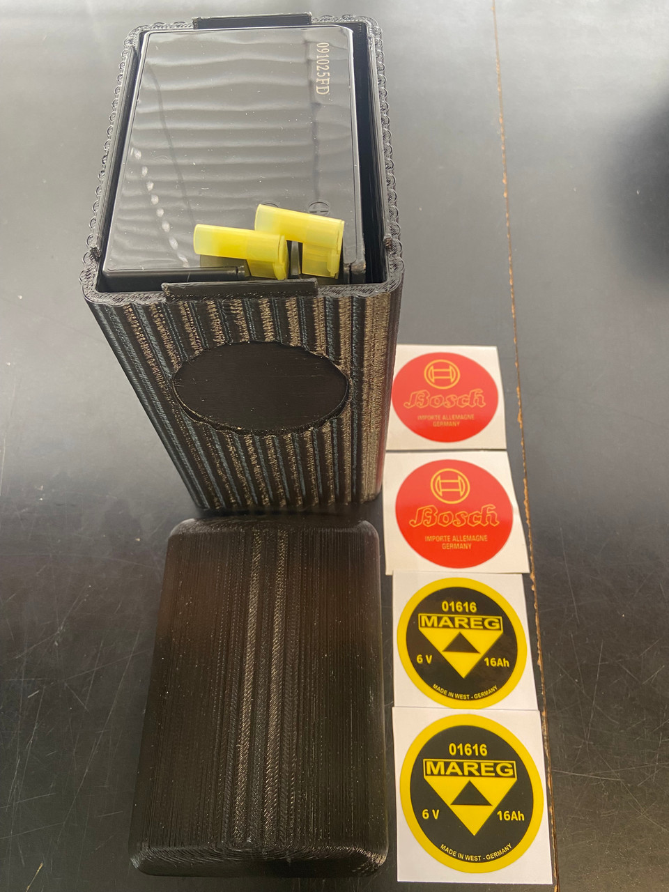 LARGE PLASTIC BATTERY BOX+6 V 14AMP BATTERY - 61218042025-1