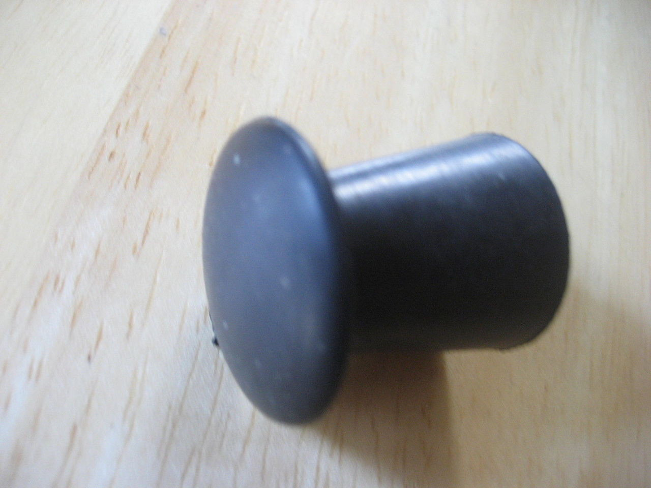 R26-27 RUBBER EARLS FORK PLUG - 31412000332