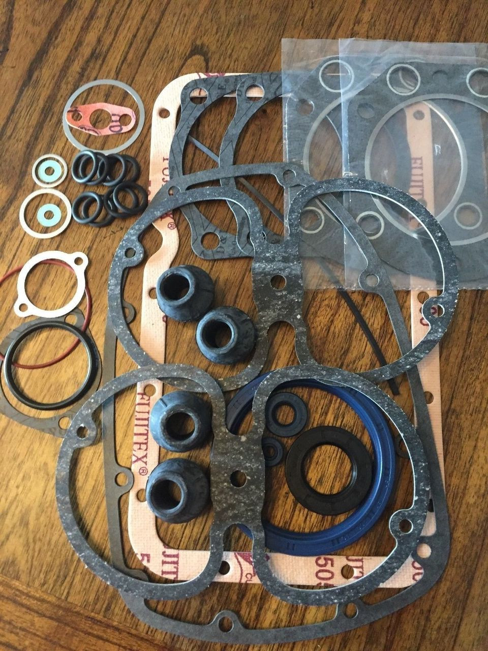 ENGINE GASKET SET <85 COMPLETE SET WITH ALL SEALS - 11001255023