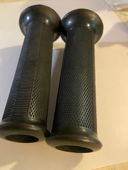 PAIR ROUND OPEN END "NO LOGO" GRIPS FOR ALL 1950-1975 - 32721230407-4