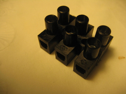 BLACK PLASTIC TERMINAL BLOCK 3 WIRE - 61330000001