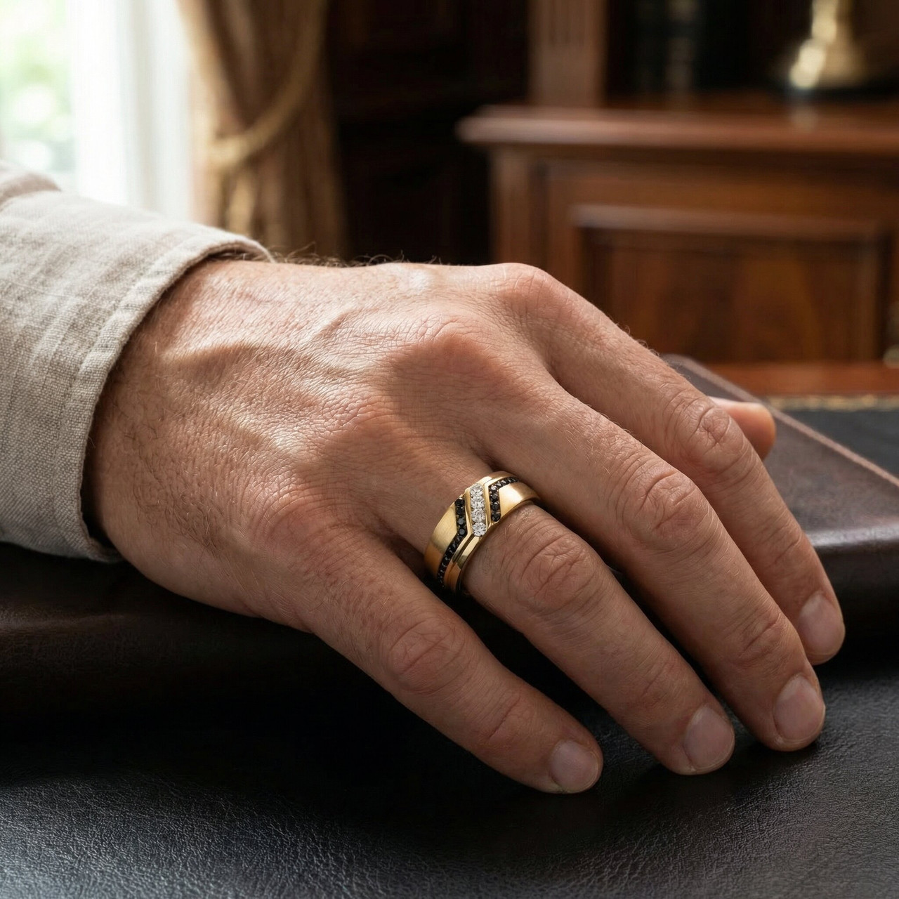 1 Ct TW Mens Black & White Diamond Wedding Band 10k Yellow Gold Ring (H-I, I1)