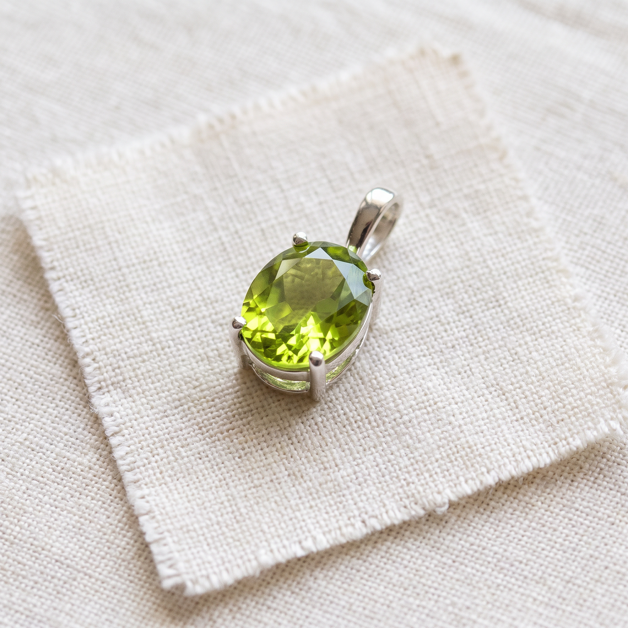 2ct Oval Shape Peridot Solitaire Pendant 14K White Gold With 18" Chain