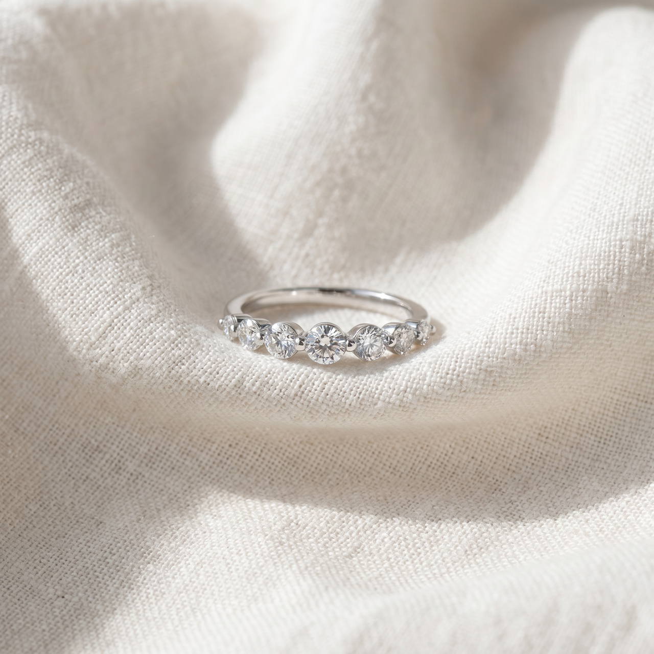 1 1/2Ct Diamond Single Prong Graduated Wedding Ring 14k Gold Band Lab Grown (G-H, VS2-SI1)