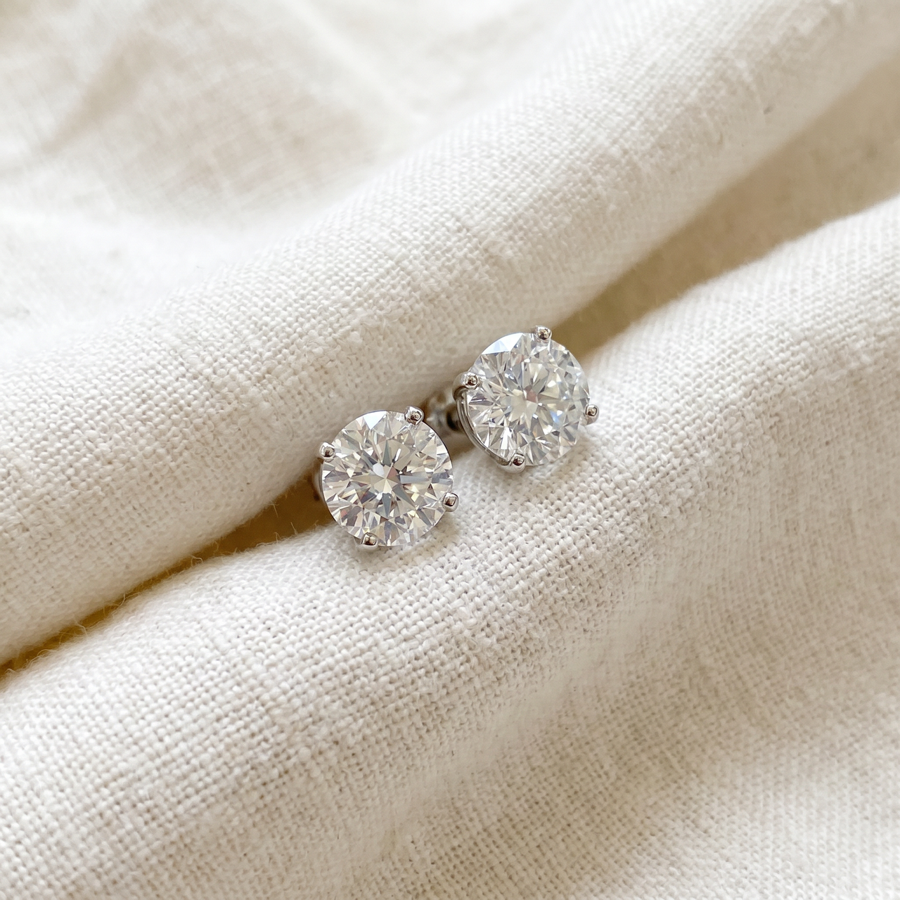 1 1/4 CT T.W. 14K White Round Cut Studs Earrings With Screw Backs (H-I, I1)