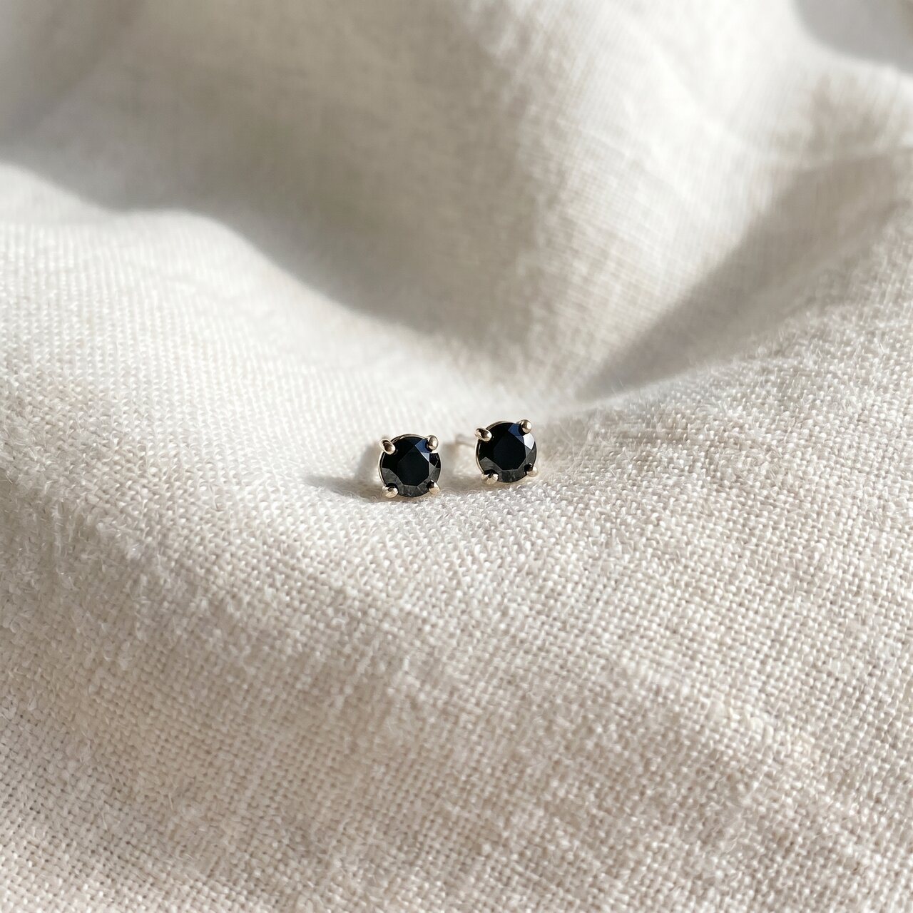 White Gold 1/5ct Round Cut Black Diamond Studs (Black, I2-I3)