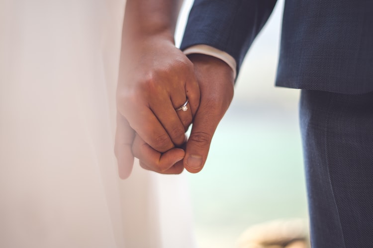 How Should a Ring Fit? Finding Your Ring Size Tolerence