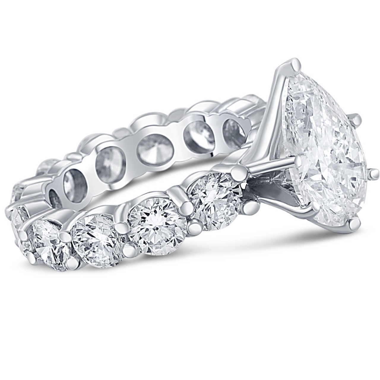 What is difference between engagement ring and wedding ring?