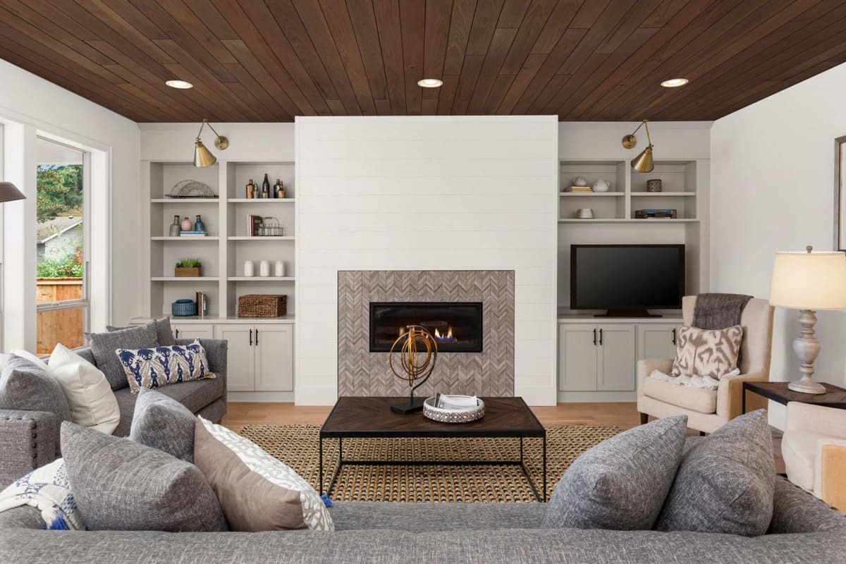 Thermal Poplar Wood Paneling installed on the ceiling of a traditional-style living room.