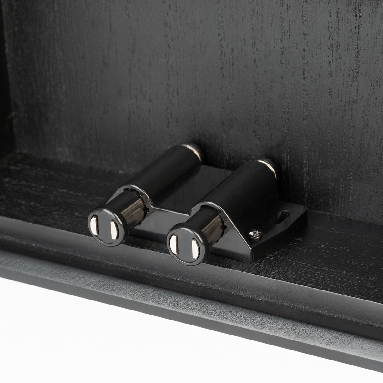 LOTR Licensed Doors of Durin Luminous Key Holder has spring-loaded latches, just push to open