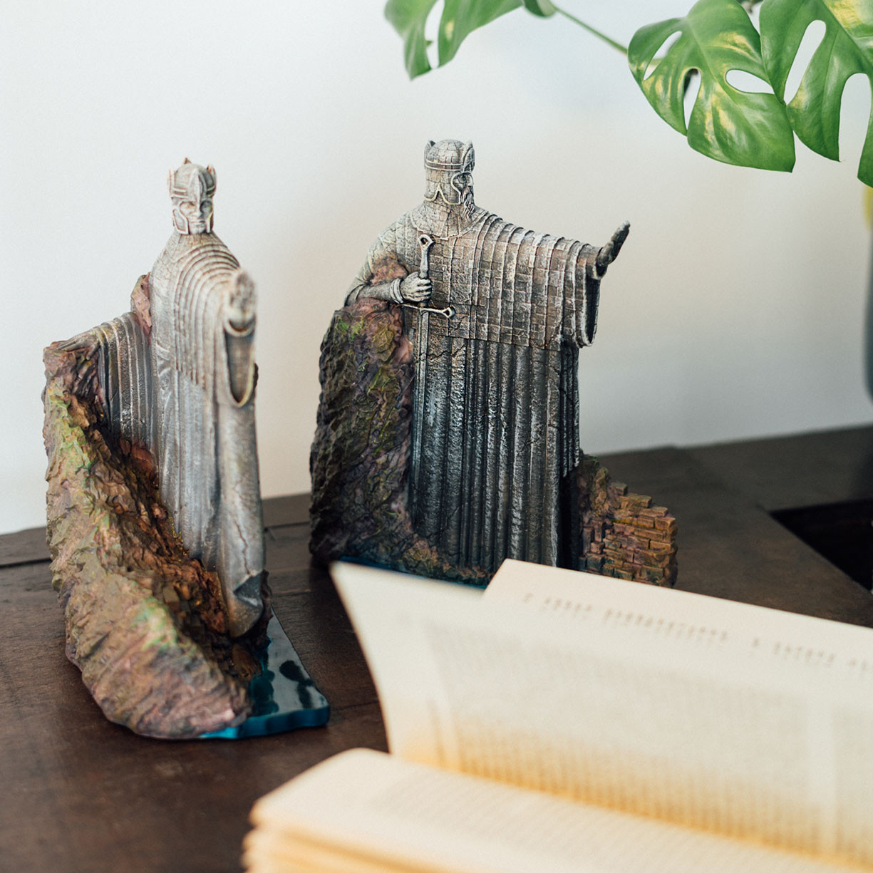 Licensed LOTR Argonath Bookends- Museum Replicas