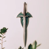 Frodo’s blade Sting mounts on an Elven-leaf shaped wall plaque and is removable, mounting hardware is included 