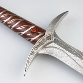 Frodo’s blade Sting is removable from the wall plaque, a switch on the grip turns on the blue lamp light