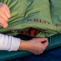 Bolsa de Dormir Kelty Cosmic Down 40 en uso