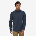 Sueter Patagonia Men's Micro D Pullover - Feather Grey (Modelo mide 185cm y está usando talla M)