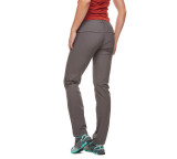 Pantalones Black Diamond Alpine Light para mujer en uso