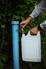 Contenedor de agua expandible Coghlan's en uso Contenedor de agua expandible Coghlan's en uso