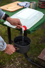 Contenedor de agua expandible Coghlan's en uso Contenedor de agua expandible Coghlan's en uso