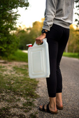 Contenedor de agua expandible Coghlan's en uso Contenedor de agua expandible Coghlan's en uso
