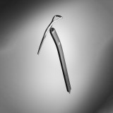 Eje de aluminio ligeramente curvado con agarre ranurado para un mayor control durante la autodetención o la escalada.