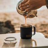 Taza térmica Yeti Rambler 10 oz en uso