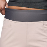 Cintura de punto elástico con corte de talle medio.