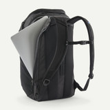 Mochila Patagonia Black Hole 32 Litros - Laptop con fines ilustrativos