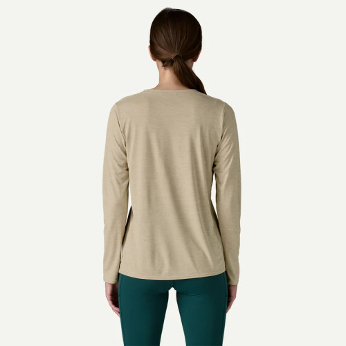 Camisa Patagonia Women's Long-Sleeved Capilene® Cool Daily Graphic Shirt - Fitz Roy Foliage: Pumice X-Dye Camisa Patagonia Women's Long-Sleeved Capilene® Cool Daily Graphic Shirt - Fitz Roy Foliage: Pumice X-Dye
