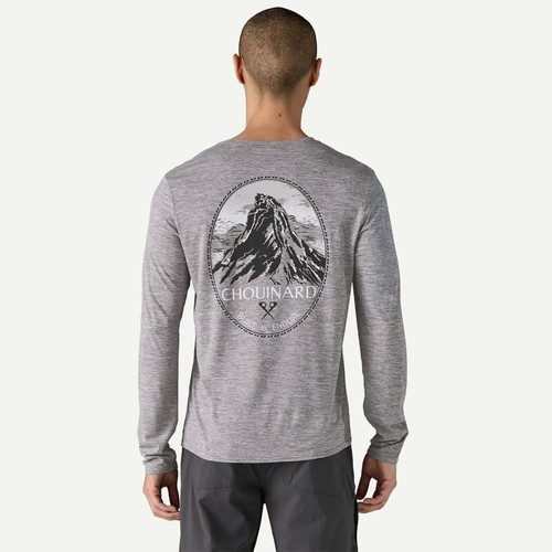 Camiseta Patagonia Men's L/S Cap Cool Daily Graphic Shirt - Lands (Chouinard Crest: Feather Grey) Modelo Mide 185 cm y está usando talla M Camiseta Patagonia Men's L/S Cap Cool Daily Graphic Shirt - Lands (Chouinard Crest: Feather Grey) Modelo Mide 185 cm y está usando talla M