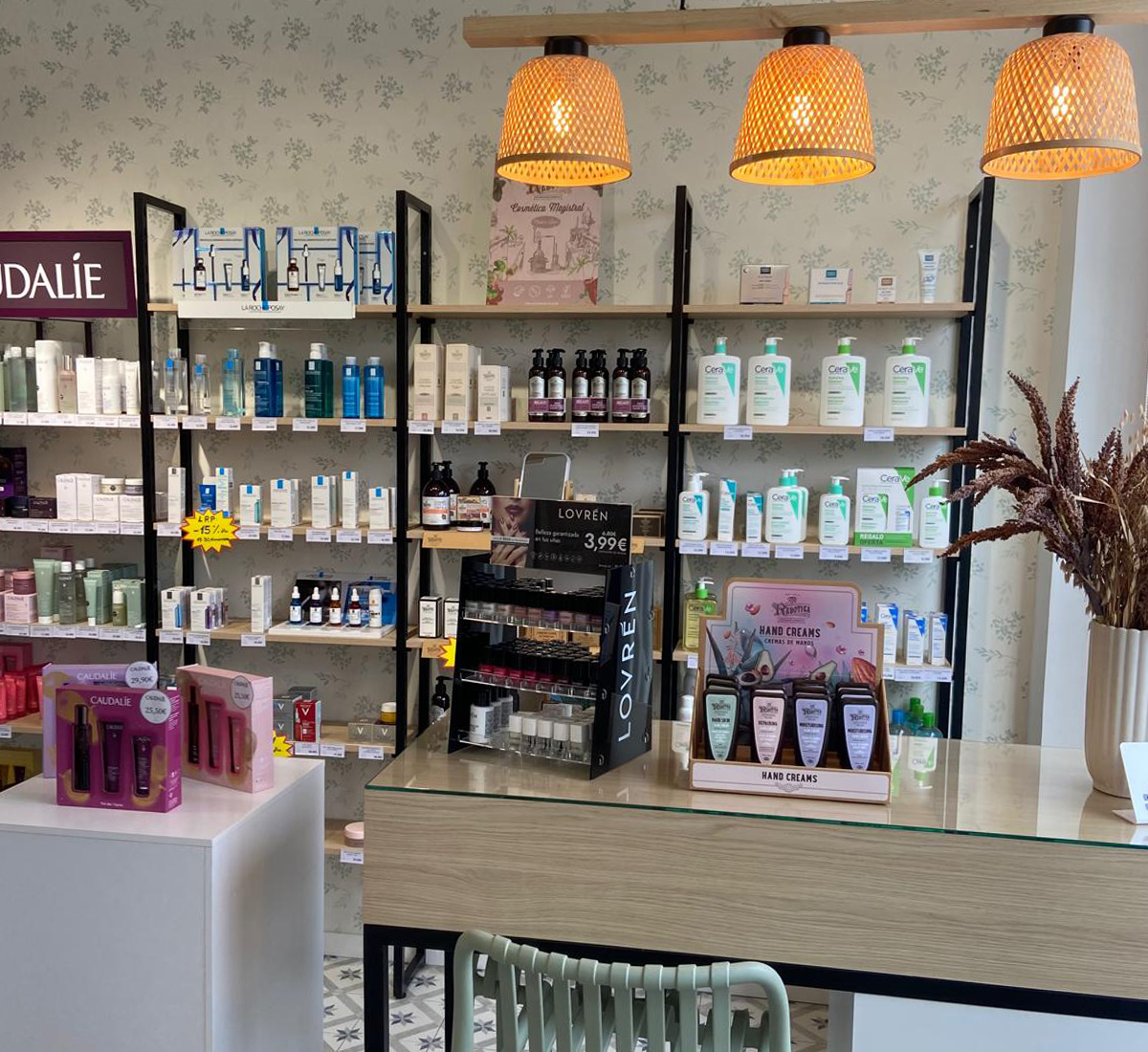 Interior de Farmacia Carmen Ortiz en Benacazón (Sevilla)