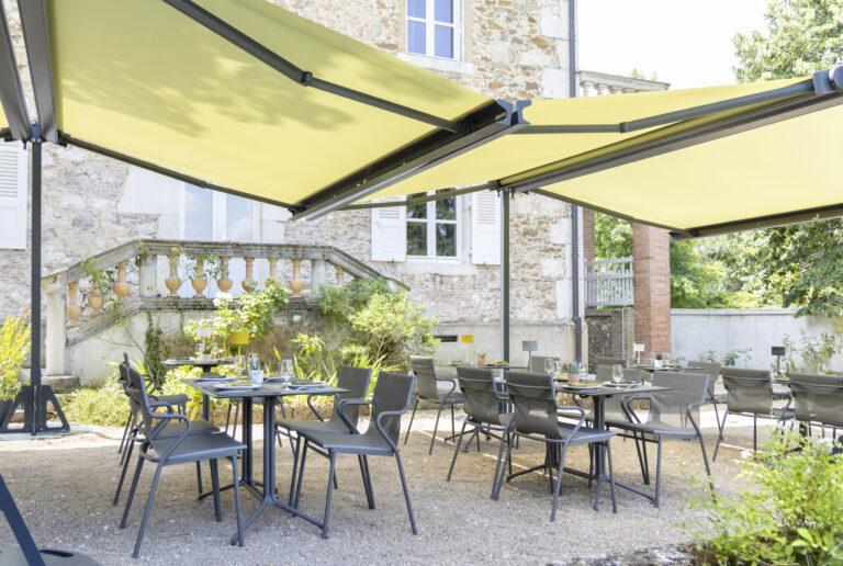 Sun Shade Mesh Fabric for Restaurants and Cafes