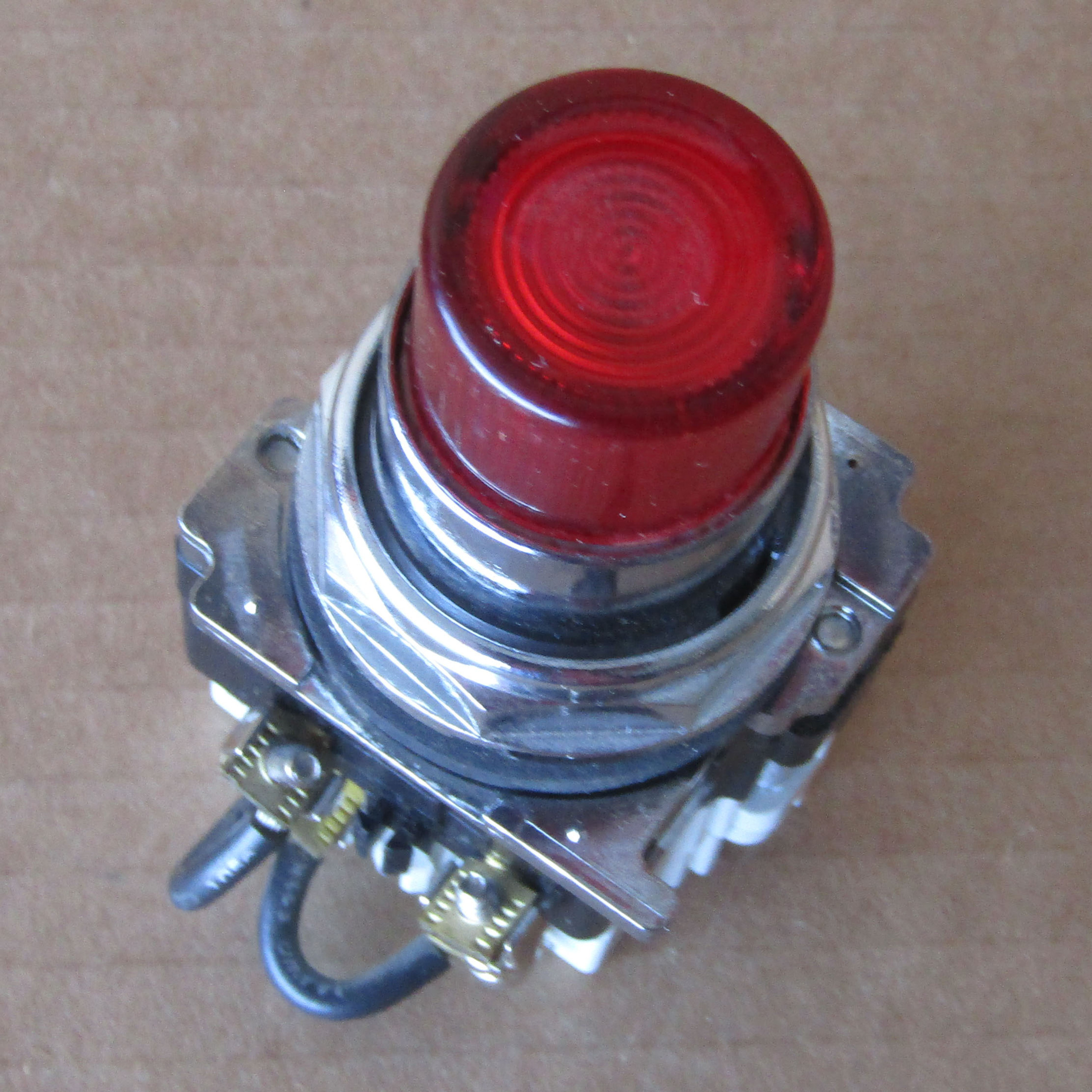 Eaton 10250t91000te34 Pushbutton Illuminated Lens Red 120v New 