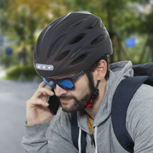 Casco deportivo con luz frontal y trasera LED para adultos 23225