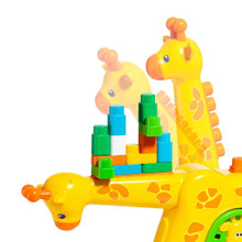 Attività musicali con la giraffa con i mattoncini Moltó