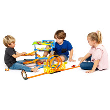 Parcheggio giocattolo con doppio circuito + binari