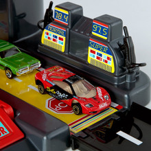4-stöckiges Parkhaus + 5 Fahrspuren