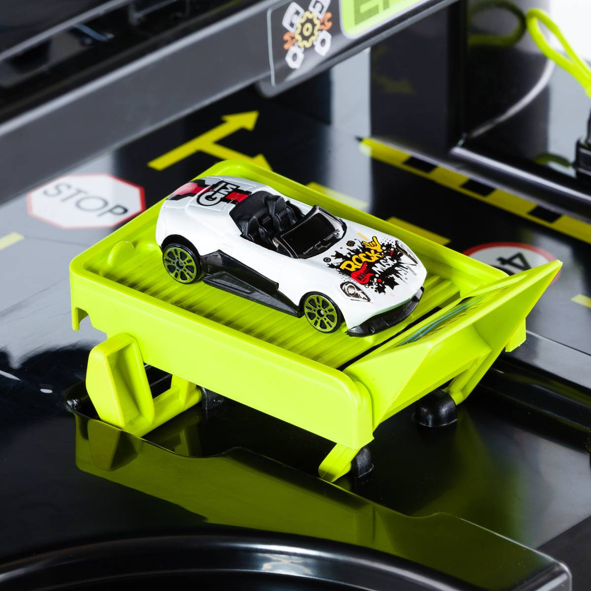 7-stöckiger grüner Spielzeugparkplatz + 10 Autos + Wandteppich