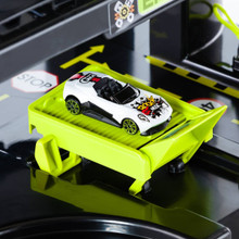 7-stöckiger grüner Spielzeugparkplatz + 10 Autos + Wandteppich