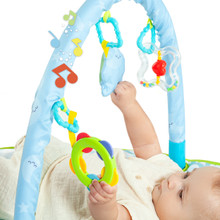 Musik-Spielbogen für Babys mit 3 Spielzeugen. Gusy Luz Moltó