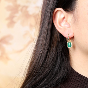 Learn how malachite aids in healing the shadow self through transformation and emotional balance. Explore tips on using malachite in meditation, wearing it, and integrating it into rituals for inner growth.