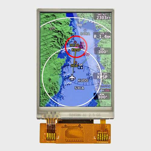 Vorderansicht eines hellen TFT-LCD-Displays mit einer Auflösung von 240 x 320 Pixeln, auf dem eine blau-grüne Luftfahrtkarte angezeigt wird.