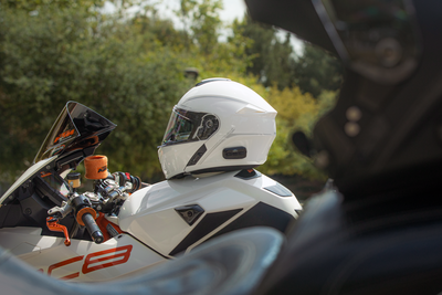SENA Outrush R Helmet Large - White with Bluetooth 5.0 and HD Speakers