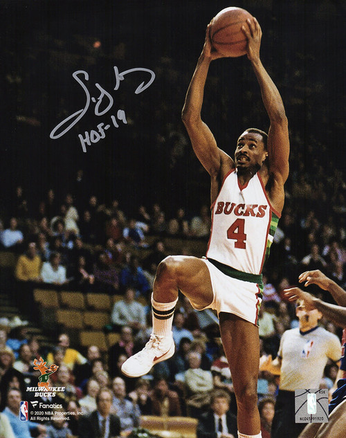 Sidney Moncrief Signed Milwaukee Bucks White Jersey Action 8x10 Photo w/HOF'19 - Schwartz Authenticated